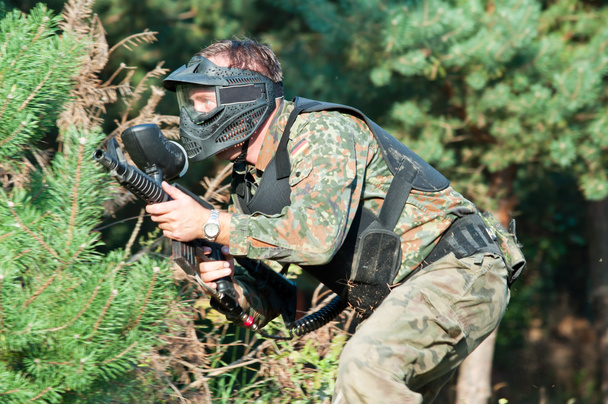 paintball jogador com arma e camuflagem uniforme
 - Foto, Imagem