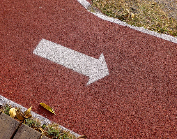 Беговая дорожка крупным планом на детской площадке
 - Фото, изображение