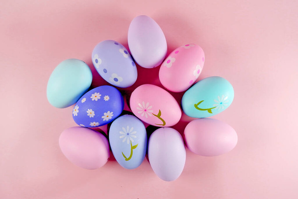 Pääsiäisen tausta. värilliset munat vaaleanpunaisella taustalla - Valokuva, kuva