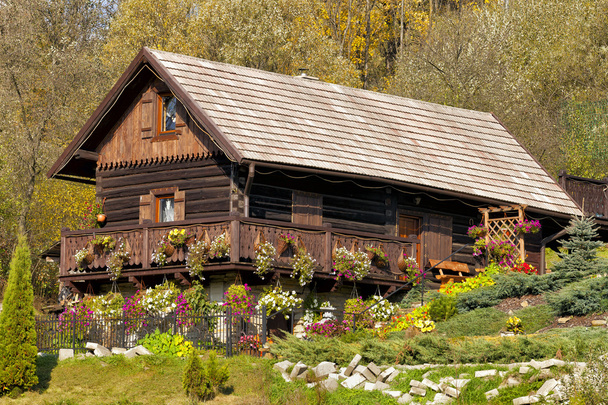 Casa de campo de madeira de montanha tradicional em cores de outono em uma colina
 - Foto, Imagem