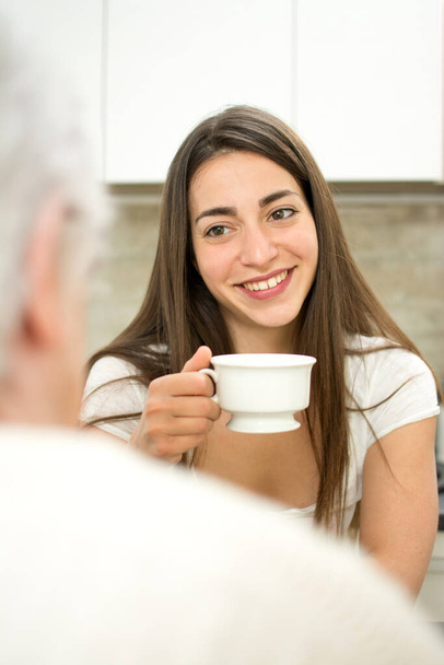 Vnučka si dává šálek čaje se svou babičkou. - Fotografie, Obrázek