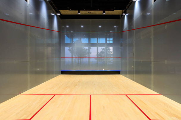 Bangkok, Thaimaa - 6 maaliskuu 2024: Sisäuima squash kenttä ylellinen kattohuoneisto sijaitsee Bangkokissa, Thaimaassa. - Valokuva, kuva