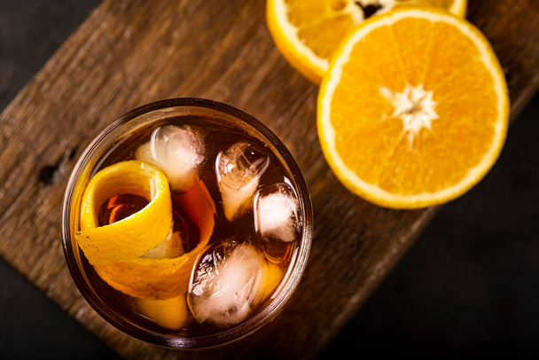 Negroni-Cocktail mit Orange, auf dunklem Hintergrund. - Foto, Bild