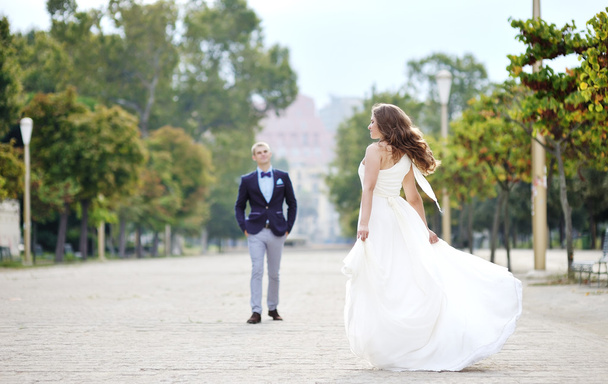 νύφη και γαμπρός στην ημέρα του γάμου στη Νάπολη της Ιταλίας - Φωτογραφία, εικόνα