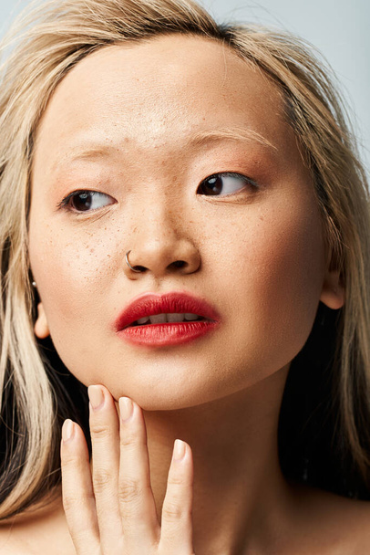 Okouzlující asijská žena s červenou rtěnkou na tváři. - Fotografie, Obrázek