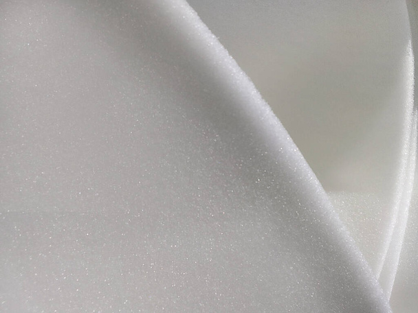 λευκή λεπτή υφή σφουγγαριού αφρού. πτυχώσεις μαλακής υφής υλικού λευκής λεπτής υφής σφουγγαριού αφρού. πτυχώσεις μαλακής υφής υλικού - Φωτογραφία, εικόνα
