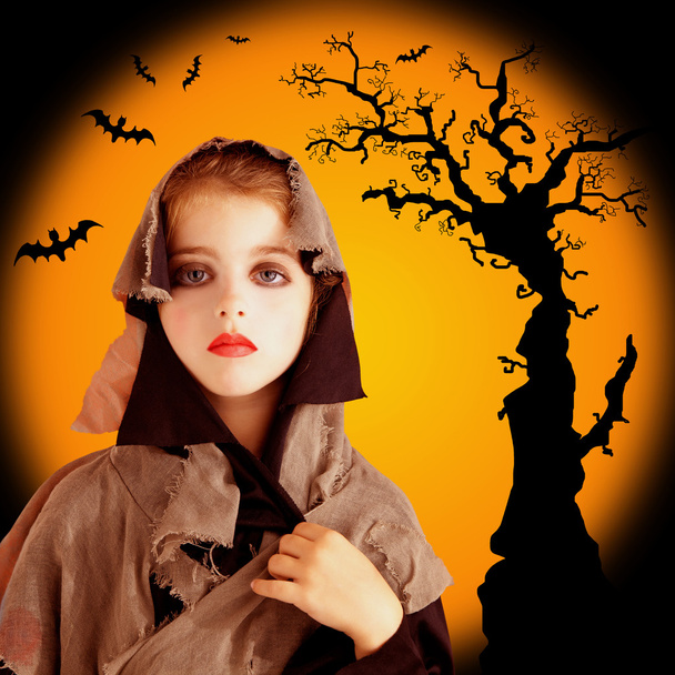 Halloween chil girl with grunge dress - Valokuva, kuva