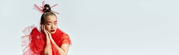 Яркая азиатка в ярком красном платье в красной вуали. - Фото, изображение