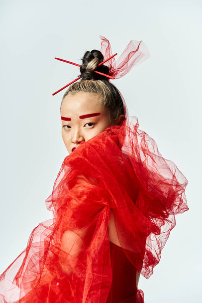 asiatico donna in vibrante rosso abito e velo posa elegantemente. - Foto, immagini