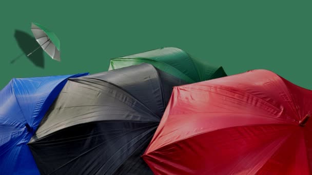 een zwevende of vliegende paraplu met een menigte van kleurrijke paraplu 's op de voorgrond - Video