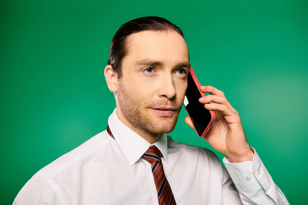 Красивый бизнесмен в галстуке разговаривает по мобильному телефону. - Фото, изображение