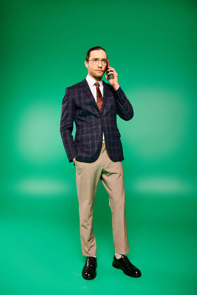 Een knappe zakenman in een chique pak bezig met een telefoongesprek. - Foto, afbeelding