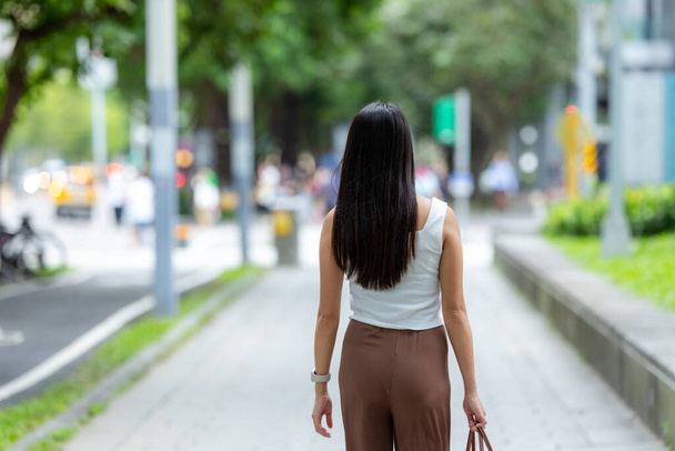Γυναίκα με τα πόδια κατά μήκος του δρόμου στην πόλη Ταϊπέι - Φωτογραφία, εικόνα
