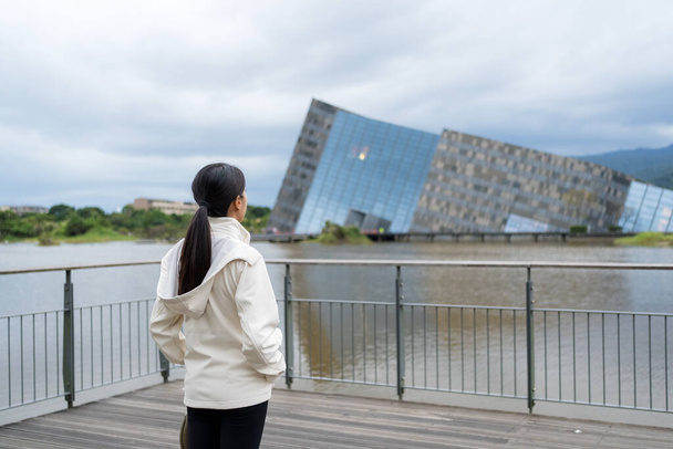 Женщина отправится в путешествие и посетит музей Ланьян в Илане, Тайвань - Фото, изображение