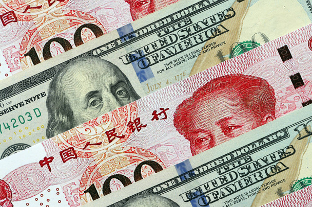 Veel geld rekeningen van de Volksrepubliek China en de Verenigde Staten. Bankbiljetten van de VRC Yuan en USD - Foto, afbeelding