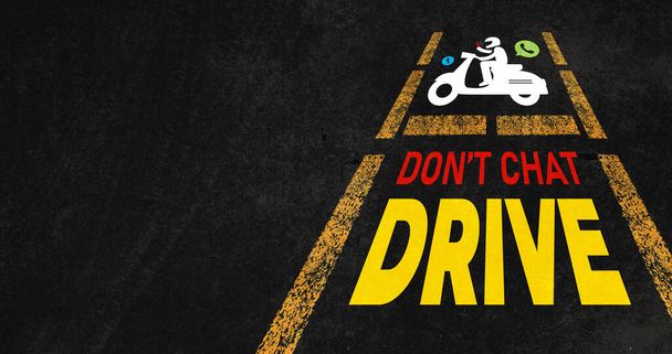Niet kletsen en rijden concept. Blijf veilig op de weg en vermijd afleiding. Deze banner herinnert ons aan de gevaren van bellen, chatten en sms 'en tijdens het rijden - Foto, afbeelding