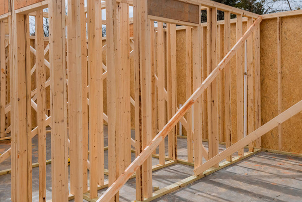 Quando la nuova casa è in costruzione, travi bastone vengono utilizzati come cornice - Foto, immagini