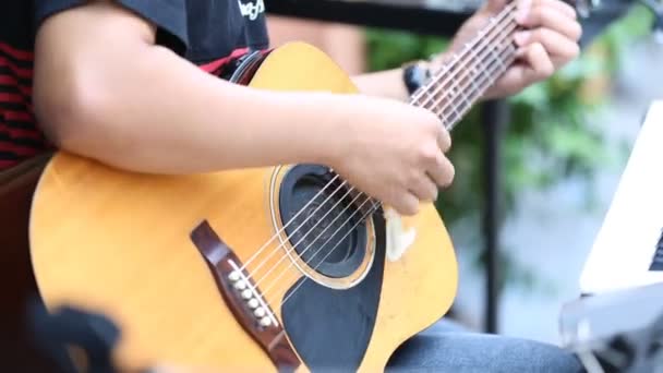 Close-up van de hand van niet identificeren man spelen gitaar classic - Video