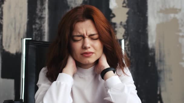 Nemotivovaná žena kancelářský pracovník unavený z práce sedí moderní stůl s papíry zblízka. Rozrušená, vyčerpaná dívka, která se dotýká hlavy rukama a cítí úzkost. Kavkazské podnikatelek starosti firemní problémy - Záběry, video