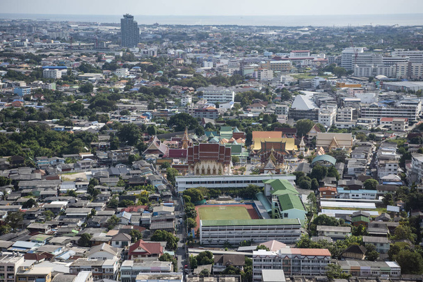 Sportstadion und Wat Klang Worawihan in der Stadt Samut Prakan in der Provinz Samut Prakan in Thailand am 7. Dezember 2023. - Foto, Bild