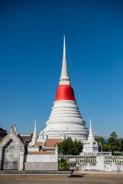 タイ, サムットプラカン - 12月 7, 2023: タイのサムートプラカン州のサムットプラカン市のワットプラサット・チェディ. - 写真・画像