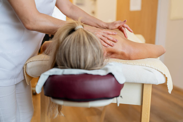 Masážní terapeut léčí klientky ve wellness lázních. beauty salon Wellness Hotel Concept image - Fotografie, Obrázek