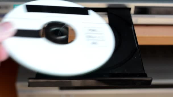 Disco CD o DVD - unidad óptica - televisión - inserción de DVD en la unidad óptica
 - Metraje, vídeo