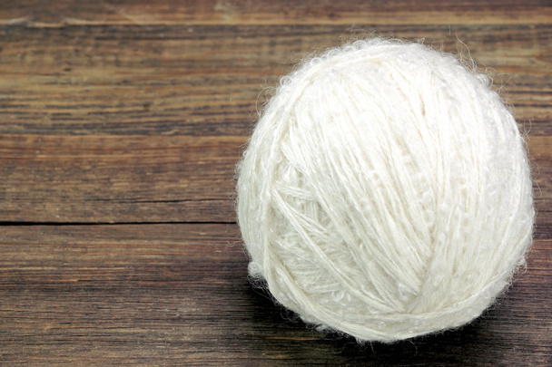 White Wool Roll On Wood Background - Foto, afbeelding