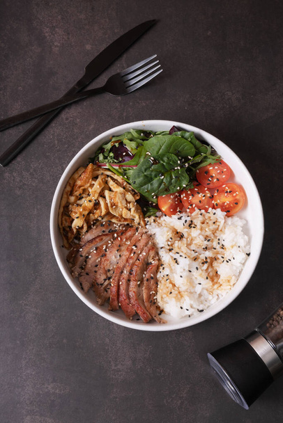 Tál rizzsel, borjúval és zöldséggel felülnézetből. A kiegyensúlyozott táplálkozás elve - Fotó, kép