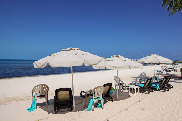 Купание на солнце стулья и зонтики на пляже Канкун, Канкун является одним из ведущих туристических направлений во всей Латинской Америке. - Фото, изображение