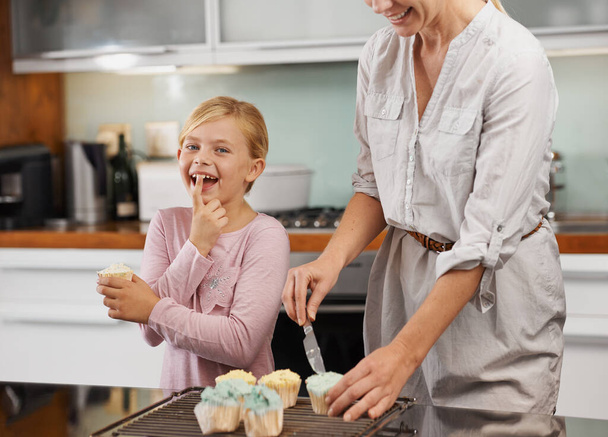 Mère, les mains ou l'enfant cuisiner dans la cuisine ou la famille heureuse avec une jeune fille apprendre la recette de cupcake. Portrait, fille ou mère à la maison avec muffin ou sourire pour aider ou enseigner à un enfant pour le développement. - Photo, image