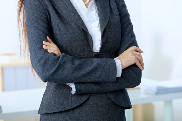 Retrato de mujer de negocios de pie con los brazos cruzados en la oficina
 - Foto, Imagen