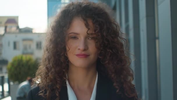 Close up headshot žena Kavkazský mladý businesswoman zaměstnavatel dáma zvýšit hlavu při pohledu na kameru úsměv zubatý úsměv veselý šťastný brunetka dívka obchod žena 20s gen z portrét ve městě venku - Záběry, video