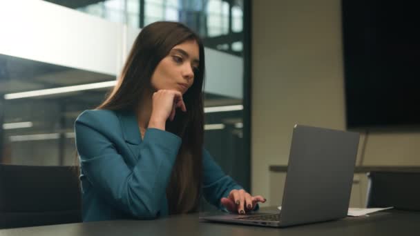 Przemyślane wahanie wątpliwe Indian kobieta praca laptop w biurze zamyślone niepewne zagadkowe Arabian girl wybrać porównać pomysł zdecydować kobieta business manager komputer myśleć decyzja businesswoman myślenia - Materiał filmowy, wideo