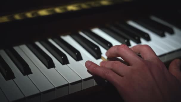 Klavierspielen nur mit der linken Hand. Medien. Nahaufnahme einer Person, die ein Musikinstrument spielt - Filmmaterial, Video
