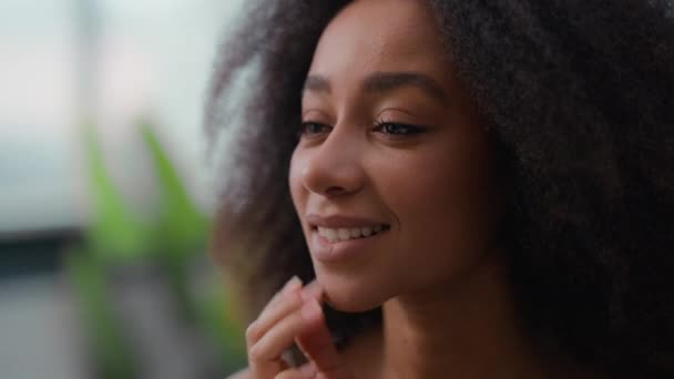 Glücklich lächelnd Mädchen weiblich befeuchtet glatt gesund guten Hautton Schönheit Hautpflege Verfahren ziemlich schön Afroamerikanerin berühren Gesicht Anti-Akne-Alterung kosmetische plastische Chirurgie Falten Gesundheit - Filmmaterial, Video