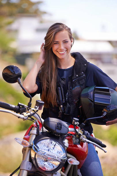 女性との肖像画,交通機関および屋外,ヘルメットおよび安全が付いているバイクおよび極度のスポーツ. フェイス, 人, 道の旅と冒険と旅とライダーとの旅, 喜びや幸せ. - 写真・画像