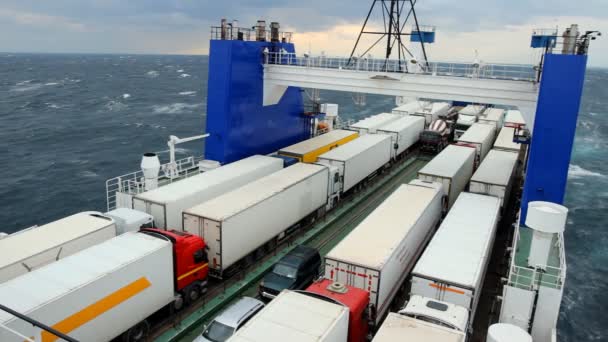 Big cargo ferry pendant une tempête
 - Séquence, vidéo