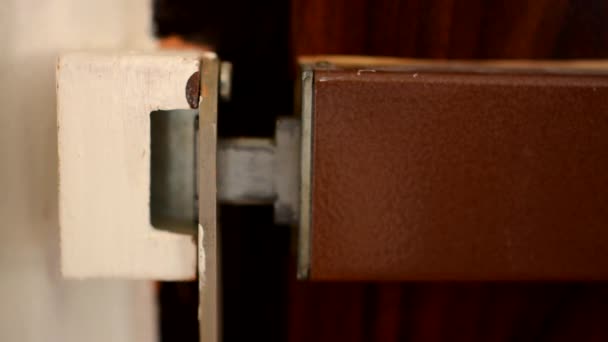 Κλειδαριά κλειδαριά ασφαλείας στην πόρτα - Πλάνα, βίντεο