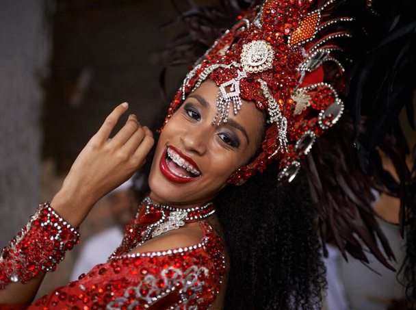 Karnevaali, tanssi ja nainen muotokuva tapahtumaan Brasiliassa, tanssija jalokivi asu ja sulka pään vaihde ulkona. Musiikki, samba ja onnea suorituskykyä ja kulttuuria festivaali ja lahjakkuus. - Valokuva, kuva