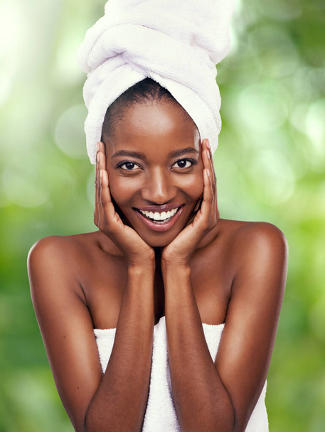 スキンケア,ウェルネス,皮膚科のためのスタジオで黒人女性,肖像画やヘアタオルは,緑の背景に結果を生み出します. アフリカの女性モデルの美しさ,クリーニング,顔 化粧品,パンフレットまたはスパ美学. - 写真・画像