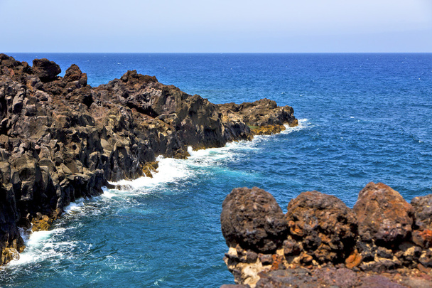 rocher brun dans la côte blanche lanzarote espagne plage pierre eau
 - Photo, image