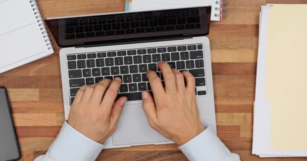 Finanzanalyst verfasst Bericht, der Tasten auf Laptop-Tastatur drückt. Büroangestellte arbeitet fleißig an der Kostenverteilung und der Berechnung der Margen auf dem Gerät - Filmmaterial, Video