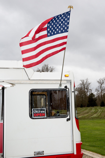 Camión de comida vintage blanco y rojo
 - Foto, Imagen