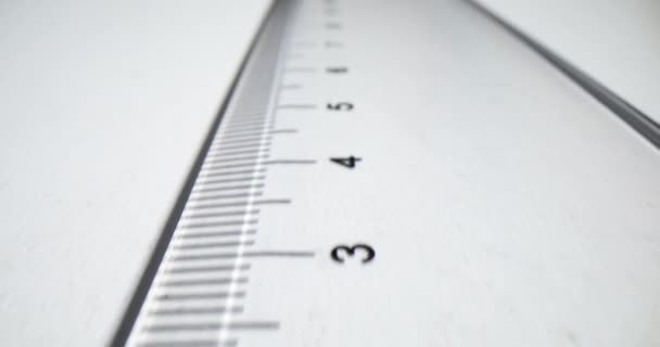 Şeffaf cetvel kolayca okunabilir ve okunabilir santimetre basamaklarını gösterir. Şeffaf cetvel yavaş çekimin iyi tanımlanmış sayısal işaretler çizgi kenarı - Video, Çekim