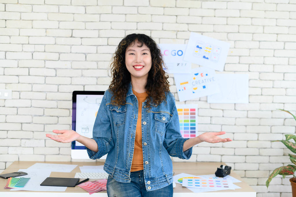 Muotokuva iloinen naisten graafinen suunnittelijat toimistossa. Luovat ihmiset hymyilevät kameralle aikana yhteistyössä aivoriihi digitaalisen tietokoneen poseeraa - Valokuva, kuva