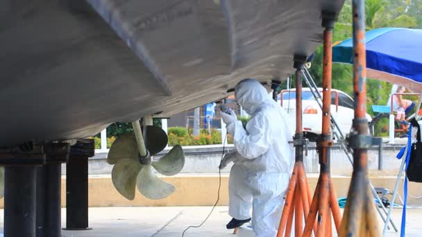 Manutenção do barco remover a pintura de fundo velho do casco do barco
 - Filmagem, Vídeo