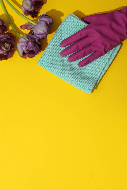 Gumové rukavice s hadrem a květinami - Fotografie, Obrázek