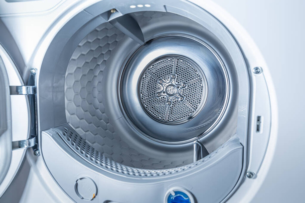 Dentro de secadora de ropa con ropa limpia - nueva generación de secadora de bomba de calor, concepto de hogar - Foto, imagen