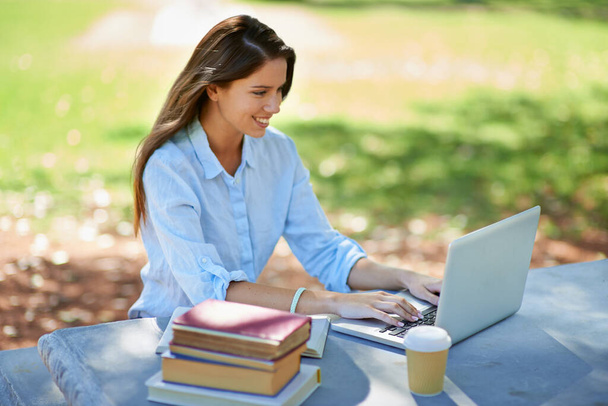 Laptop, boldog nő és könyvek egyetemi campus tanulás, tanulás vagy megbízás kutatás. Pc, keresés vagy gen z női hallgató szabadtéri notebook főiskolai, oktatási vagy házi feladat projekt. - Fotó, kép